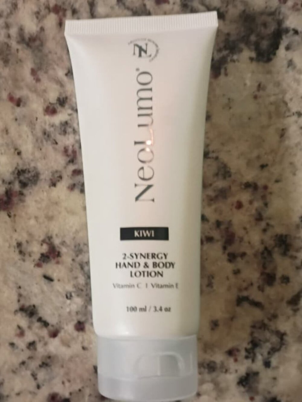NEOLUMO 2 SYNERGY HAND & BODY LOTION-KIWI- 3.4 fl oz / 100 ml - BRAND NEW-SEALED
